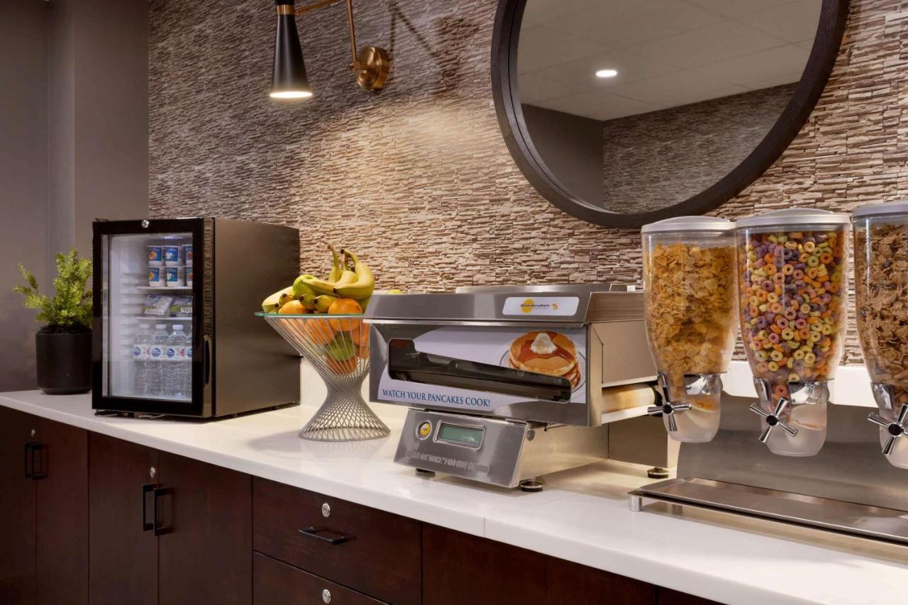 Microtel Inn And Suites By Wyndham Weyburn Exteriér fotografie