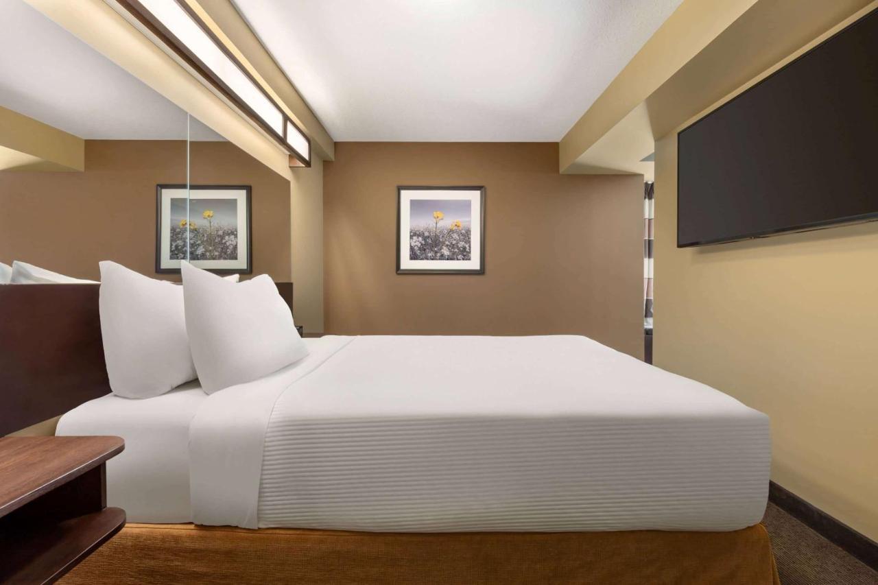 Microtel Inn And Suites By Wyndham Weyburn Exteriér fotografie