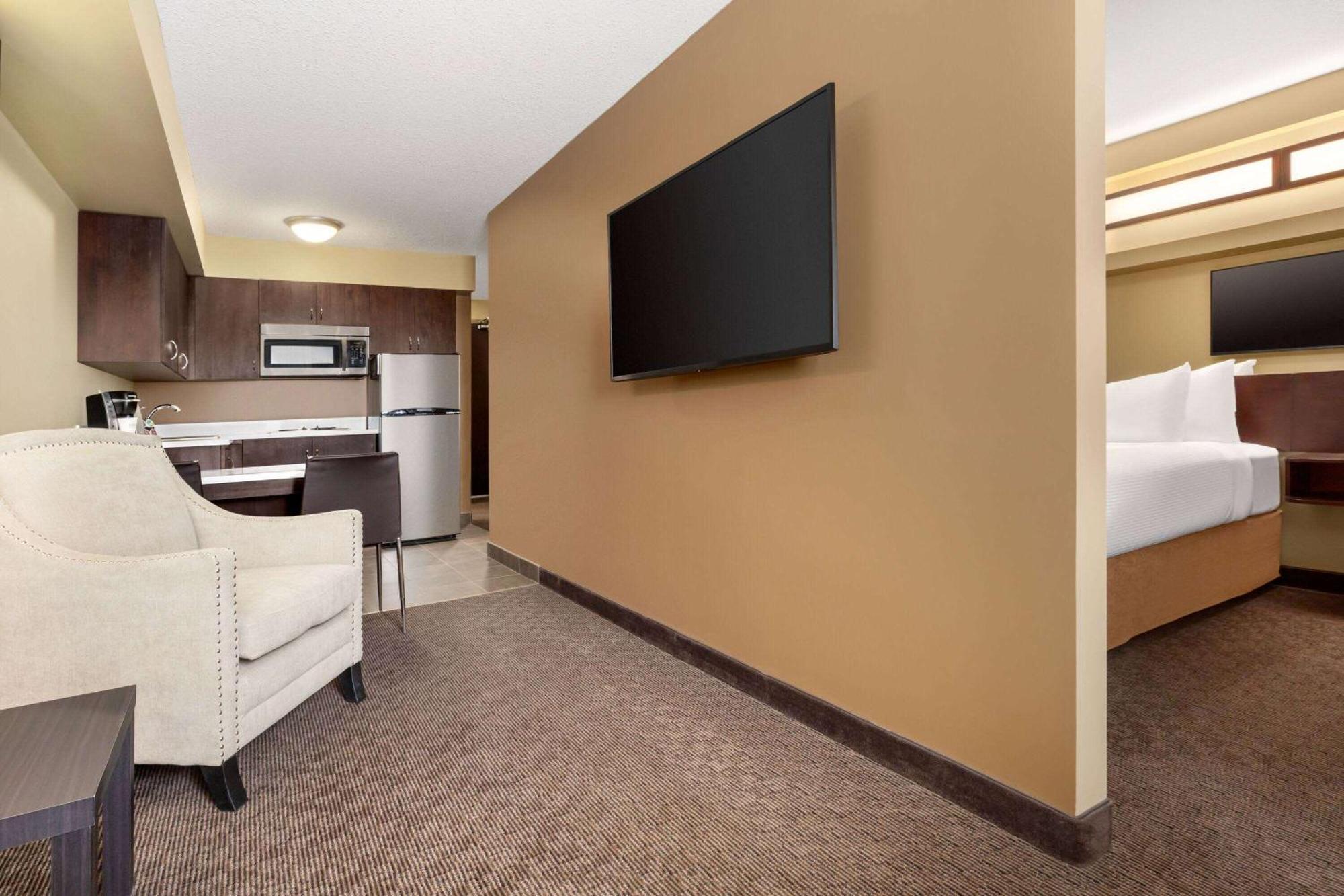 Microtel Inn And Suites By Wyndham Weyburn Exteriér fotografie